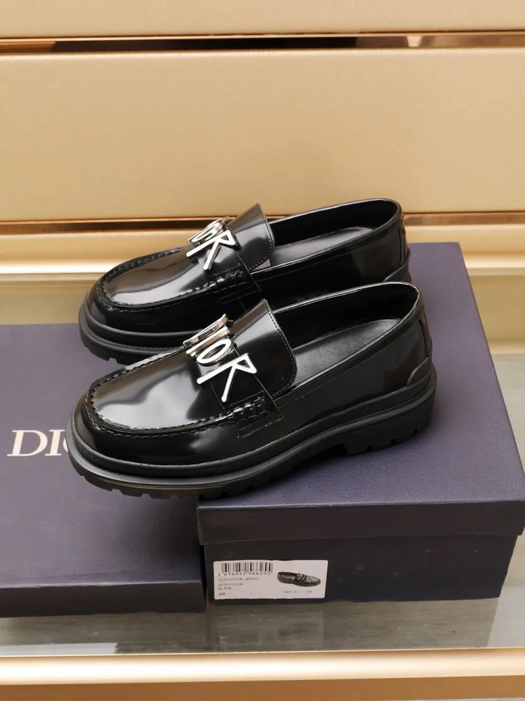 Factory P460💰dior 🆕Men's classic loafers, which combine classic shoe styles with retro California style. Slipper style design, easy to put on and take off. Crafted from smooth top-grain cowhide leather, they feature a rubber lugged sole and the DIO* AND SHAWN signature in brass and enamel. Wear it with casual clothing or a suit. Size: 38-44 (45.46 customized)